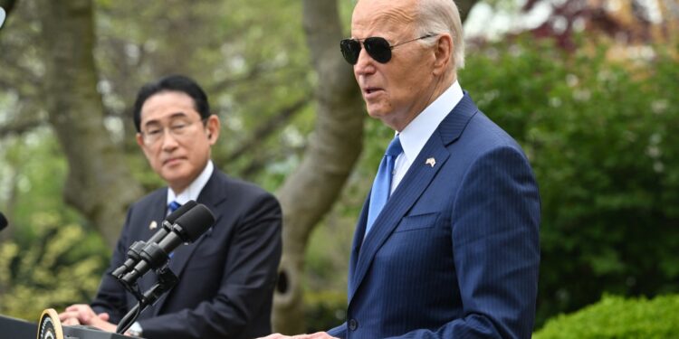 El presidente estadounidense Joe Biden (R) y el primer ministro japonés Fumio Kishida celebran una conferencia de prensa conjunta en el jardín de rosas de la Casa Blanca en Washington, DC, el 10 de abril de 2024. (Foto de SAUL LOEB / AFP)