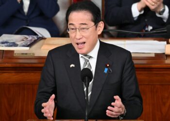 El primer ministro japonés, Fumio Kishida, se dirige a una reunión conjunta del Congreso en el Capitolio de los Estados Unidos en Washington, DC, el 11 de abril de 2024.