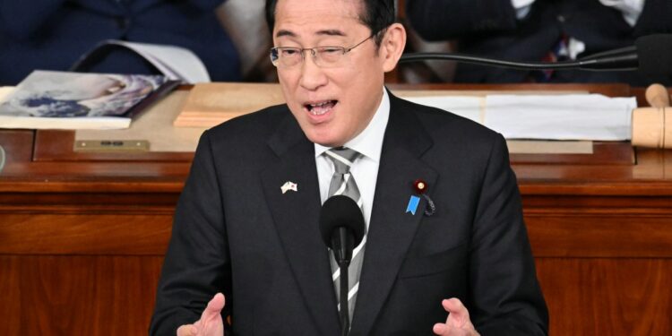 El primer ministro japonés, Fumio Kishida, se dirige a una reunión conjunta del Congreso en el Capitolio de los Estados Unidos en Washington, DC, el 11 de abril de 2024.