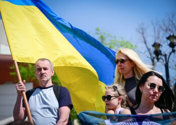 Refugiados ucranianos participan en una protesta y un flash mob en Bucarest el 13 de abril de 2024. - Los refugiados ucranianos en Rumania se reunieron en una protesta exigiendo a Rusia que liberara a los prisioneros de guerra ucranianos. Protestas similares tuvieron lugar en la ciudad oriental de Constanza (Rumania), así como en algunas ciudades importantes del mundo. (Foto de Daniel MIHAILESCU / AFP)