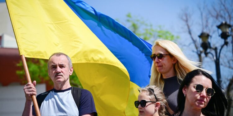 Refugiados ucranianos participan en una protesta y un flash mob en Bucarest el 13 de abril de 2024. - Los refugiados ucranianos en Rumania se reunieron en una protesta exigiendo a Rusia que liberara a los prisioneros de guerra ucranianos. Protestas similares tuvieron lugar en la ciudad oriental de Constanza (Rumania), así como en algunas ciudades importantes del mundo. (Foto de Daniel MIHAILESCU / AFP)