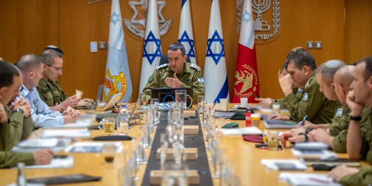 Esta fotografía publicada por el ejército israelí muestra al jefe del ejército, el teniente general Herzi Halevi (centro), asistiendo a una evaluación de la situación con miembros del Foro del Estado Mayor en la base militar de Kirya, que alberga el Ministerio de Defensa en Tel Aviv, el 14 de abril de 2024.