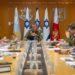 Esta fotografía publicada por el ejército israelí muestra al jefe del ejército, el teniente general Herzi Halevi (centro), asistiendo a una evaluación de la situación con miembros del Foro del Estado Mayor en la base militar de Kirya, que alberga el Ministerio de Defensa en Tel Aviv, el 14 de abril de 2024.