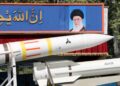 Un camión militar iraní transporta partes de un misil Sayad 4-B junto a un retrato del líder supremo, el ayatolá Ali Jamenei, durante un desfile militar como parte de una ceremonia que conmemora el día anual del ejército del país en Teherán el 17 de abril de 2024. (Foto de ATTA KENARE /AFP)
