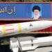 Un camión militar iraní transporta partes de un misil Sayad 4-B junto a un retrato del líder supremo, el ayatolá Ali Jamenei, durante un desfile militar como parte de una ceremonia que conmemora el día anual del ejército del país en Teherán el 17 de abril de 2024. (Foto de ATTA KENARE /AFP)