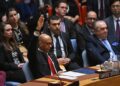 El embajador adjunto de Estados Unidos ante la ONU, Robert Wood, vota en contra de una resolución que permite a Palestina ser miembro de la ONU en la sede de las Naciones Unidas en Nueva York, el 18 de abril de 2024,