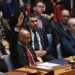 El embajador adjunto de Estados Unidos ante la ONU, Robert Wood, vota en contra de una resolución que permite a Palestina ser miembro de la ONU en la sede de las Naciones Unidas en Nueva York, el 18 de abril de 2024,
