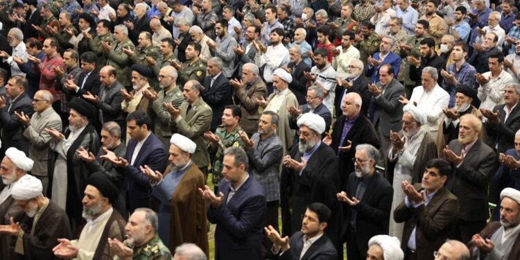 Los iraníes asisten a la oración del mediodía del viernes en Teherán el 19 de abril de 2024. - Los líderes mundiales pidieron calma el 19 de abril después de que las represalias israelíes contra Irán se sumaran a los meses de tensión de la guerra en Gaza, con los medios estatales iraníes informando de explosiones en la provincia central. de Isfahán. (Foto de Atta KENARE / AFP)