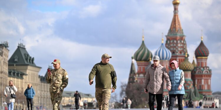 Los peatones caminan por la Plaza Roja, con vistas a la Catedral de San Basilio al fondo en Moscú, el 19 de abril de 2024. (Foto de Natalia KOLESNIKOVA / AFP)