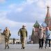 Los peatones caminan por la Plaza Roja, con vistas a la Catedral de San Basilio al fondo en Moscú, el 19 de abril de 2024. (Foto de Natalia KOLESNIKOVA / AFP)