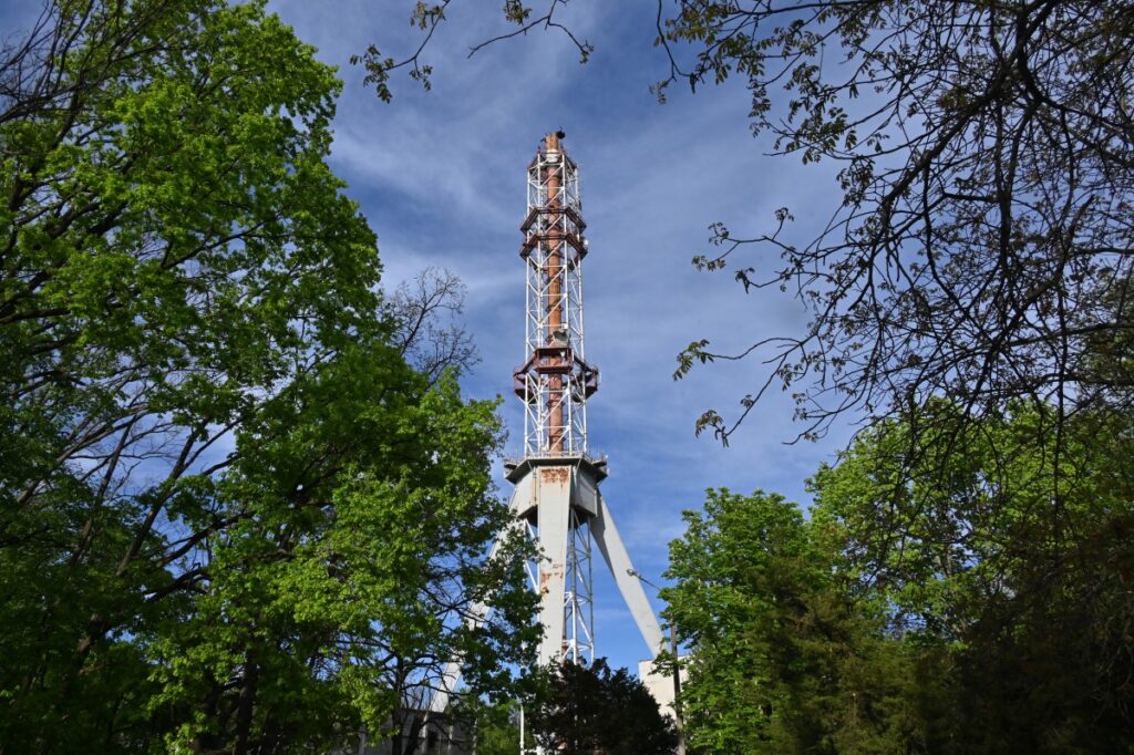 Rusia destruye la enorme torre de televisión en Ucrania