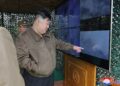 Esta fotografía tomada el 22 de abril de 2024 y publicada por la Agencia Central de Noticias Coreana (KCNA) oficial de Corea del Norte a través de KNS el 23 de abril de 2024 muestra al líder de Corea del Norte, Kim Jong Un (C), observando un ejercicio virtual de entrenamiento de contraataque nuclear con un gran "cohete". unidad de artillería", en un lugar no revelado en Corea del Norte.