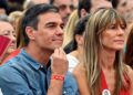 El primer ministro español y candidato del Partido Socialista Español (PSOE), Pedro Sánchez (izq.) y su esposa Begoña Gómez asisten al mitin de cierre de campaña en Getafe, en las afueras de Madrid, el 21 de julio de 2023, antes de la asamblea general del 23 de julio. elección. -