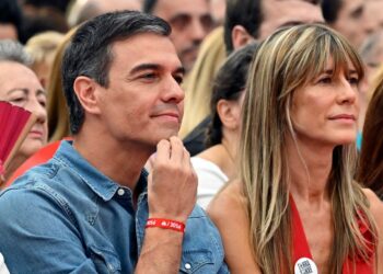 El primer ministro español y candidato del Partido Socialista Español (PSOE), Pedro Sánchez (izq.) y su esposa Begoña Gómez asisten al mitin de cierre de campaña en Getafe, en las afueras de Madrid, el 21 de julio de 2023, antes de la asamblea general del 23 de julio. elección. -