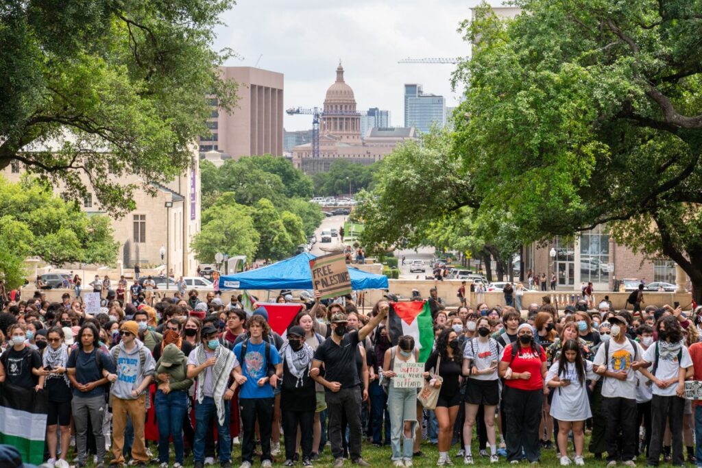 Estudiantes propalestinos protestan contra la guerra entre Israel y Hamás en el campus de la Universidad de Texas en Austin, Texas, el 24 de abril de 2024. - Las universidades se han convertido en el foco de un intenso debate cultural en Estados Unidos desde el ataque de Hamás del 7 de octubre y La abrumadora respuesta militar de Israel. (Foto de SUZANNE CORDEIRO / AFP)