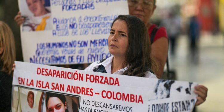 Una mujer sostiene una pancarta con la imagen de su familiar desaparecido tras emigrar de Venezuela por el estallido de la crisis económica, durante una manifestación en Caracas el 26 de abril de 2024.