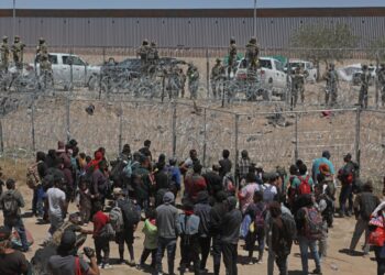 Migrantes que buscan asilo en Estados Unidos se manifiestan en el río Grande para pedir autorización para ingresar al país, visto desde Ciudad Juárez, estado de Chihuahua, México, el 25 de abril de 2024. (Foto de Herika Martínez / AFP)