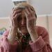 Lidia Lominovska, de 97 años, que huyó de su casa en el pueblo de Ocheretyne a pie, sin llevarse nada después de un bombardeo, se sienta en un refugio en Pokrovsk, región de Donetsk, el 28 de abril de 2024, en medio de la invasión rusa de Ucrania.