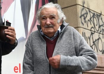El expresidente uruguayo José Mujica sale después de una conferencia de prensa en la sede del partido Movimiento de Participación Popular (MPP) en Montevideo el 29 de abril de 2024.