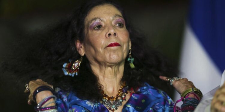 Rosario Murillo, la vicedictadora que «duerme con los ojos abiertos» para «protegerse» de la oposición nicaragüense.