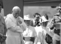 El Papa Juan Pablo II escucha el discurso de Daniel Ortega, coordinador de la junta gobernante de Nicaragua, el 4 de marzo de 1983,, en Managua. Foto: Bettmann Archive | Vía: Infobae.