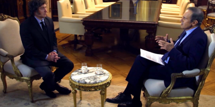 Javier Milei en su entrevista con el periodista argentino Andrés Oppenheimer. Foto: CNN en Español.