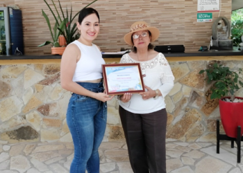 La ahora alcaldesa de Juigalpa, María Estelbina Báez, entrega reconocimientos a dueños de negocios locales que «atraen el turismo». Foto: Redes Sociales.