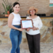 La ahora alcaldesa de Juigalpa, María Estelbina Báez, entrega reconocimientos a dueños de negocios locales que «atraen el turismo». Foto: Redes Sociales.