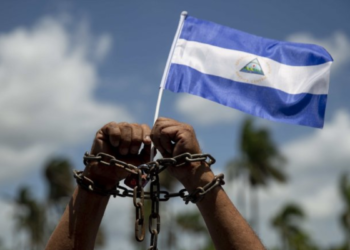 La Unidad de Defensa Jurídica (UDJ) y otras organizaciones defensoras de derechos humanos de Nicaragua, Venezuela y Cuba lanzaron la campaña «ESTÁ PASANDO DE NUEVO», en defensa a los presos políticos. Foto: Jorge Torres | EFE.
