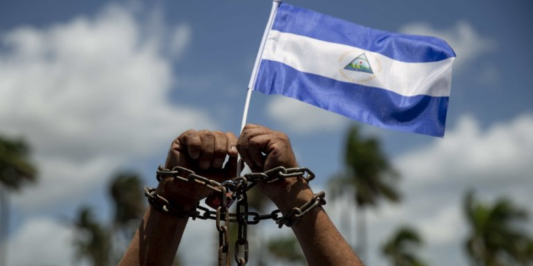 La Unidad de Defensa Jurídica (UDJ) y otras organizaciones defensoras de derechos humanos de Nicaragua, Venezuela y Cuba lanzaron la campaña «ESTÁ PASANDO DE NUEVO», en defensa a los presos políticos. Foto: Jorge Torres | EFE.