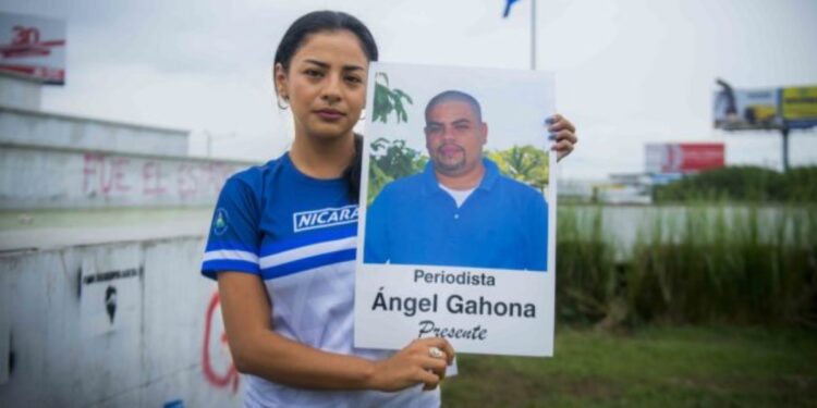 La viuda de Ángel Gahona, Migueliuth Sandoval, exige justicia por el asesinato de su esposo. Foto: Óscar Valle | La Prensa.