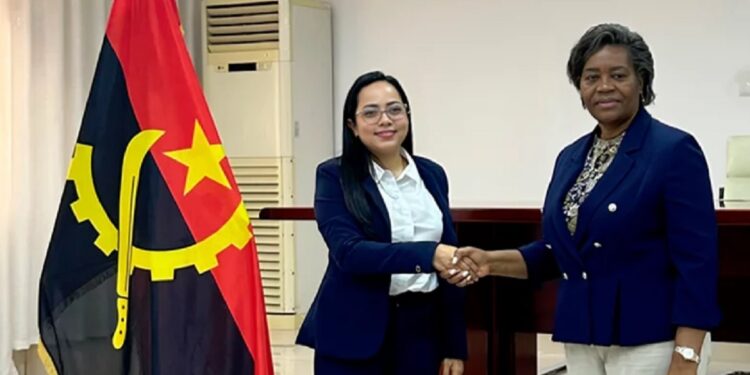 La embajadora de Ortega en Angola, Darling Ríos, reunida con funcionaria angolana.