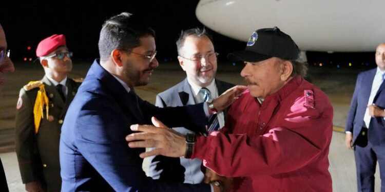 Ortega en Venezuela, uno de los pocos países a los que se atreve a viajar, por miedo a repudio.