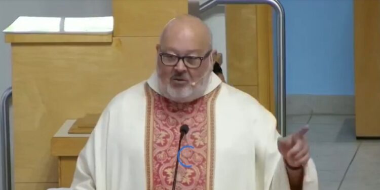 Padre Marcos Somarriba, párroco de la iglesia Santa Agatha, Miami.