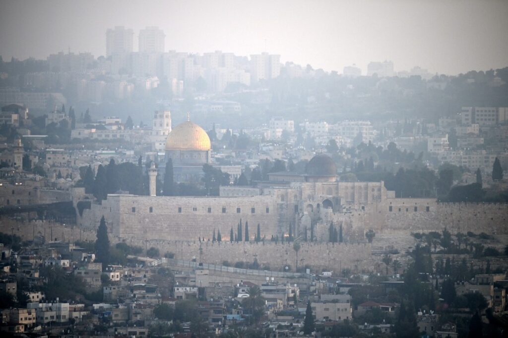 Irán ataca a Israel y le advierte que no responda militarmente