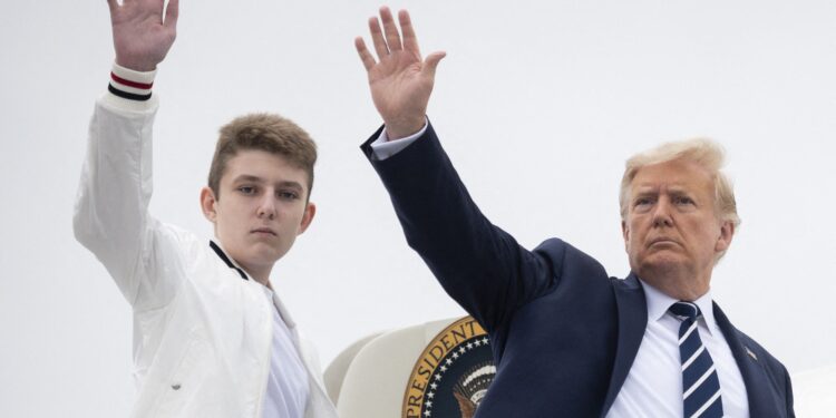 El presidente de Estados Unidos, Donald Trump, y su hijo Barron saludan mientras abordan el Air Force One en el aeropuerto municipal de Morristown en Morristown, Nueva Jersey, el 16 de agosto de 2020. (Foto de JIM WATSON / AFP)