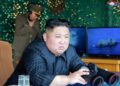 En esta imagen de archivo tomada y publicada por la Agencia Central de Noticias Coreana (KCNA) oficial de Corea del Norte el 4 de mayo de 2019, el líder norcoreano Kim Jong-Un supervisa un "simulacro de ataque", una prueba de lanzadores de cohetes múltiples de largo alcance. y armas tácticas guiadas, en el Mar del Este en un lugar no revelado de Corea del Norte. Corea del Norte dijo el 8 de noviembre de 2022 que las afirmaciones de Estados Unidos de que Pyongyang está suministrando municiones de artillería a Moscú para su guerra en Ucrania eran "infundadas", informó el medio estatal KCNA.