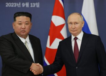 Esta imagen compartida distribuida por la agencia Sputnik muestra al presidente ruso Vladimir Putin (derecha) y al líder de Corea del Norte, Kim Jong Un (i), dándose la mano durante su reunión en el cosmódromo de Vostochny, en la región de Amur, el 13 de septiembre de 2023, antes de las conversaciones previstas que podrían conducir a a un acuerdo de armas con el presidente ruso. (Foto de Vladimir SMIRNOV / PISCINA / AFP)