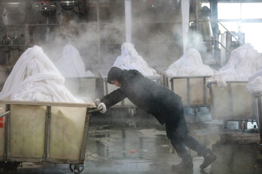 EEUU prohíbe las importaciones de 26 textiles chinas por explotar a trabajadores