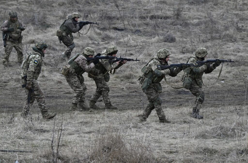 Los militares ucranianos del batall&oacute;n Skala participan en un ejercicio militar de campo en la regi&oacute;n de Donetsk el 3 de febrero de 2024, en medio de la invasi&oacute;n rusa de Ucrania. (Foto de Genya SAVILOV / AFP)