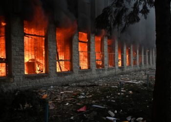 Esta fotografía tomada el 20 de marzo de 2024 muestra la instalación industrial en llamas tras un ataque con misiles en Járkov, en medio del actual conflicto ruso-ucraniano. (Foto de SERGEY BOBOK / AFP)
