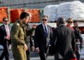 El Secretario de Estado de Estados Unidos, Antony Blinken (C), camina con el Ministro de Defensa israelí, Yoav Gallant, y la Coordinadora Principal de Asuntos Humanitarios y de Reconstrucción de la ONU para Gaza, Sigrid Kaag, en el cruce fronterizo de Kerem Shalom con la Franja de Gaza, en el sur de Israel, el 1 de mayo de 2024. (Foto de Evelyn Hockstein / PISCINA / AFP)