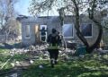 Los bomberos apagaron un incendio en una casa privada destruida tras la explosión de una bomba aérea guiada en Kharkiv, el 3 de mayo de 2024, en medio de la invasión rusa en Ucrania. (Foto de SERGEY BOBOK / AFP)