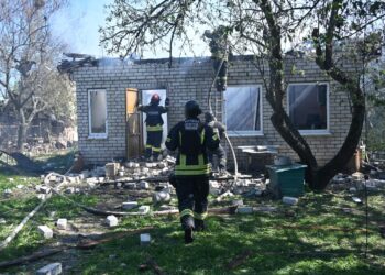 Los bomberos apagaron un incendio en una casa privada destruida tras la explosión de una bomba aérea guiada en Kharkiv, el 3 de mayo de 2024, en medio de la invasión rusa en Ucrania. (Foto de SERGEY BOBOK / AFP)
