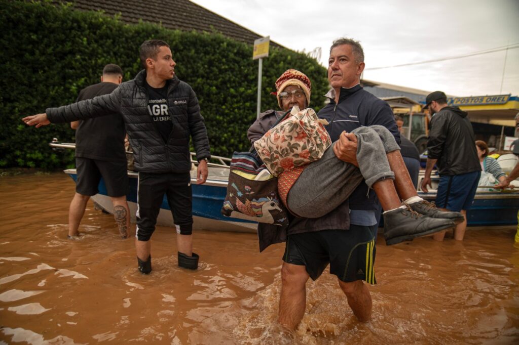 Más de 60 fallecidos por inundaciones en Brasil. Rescates a contrarreloj para intentar contener la tragedia