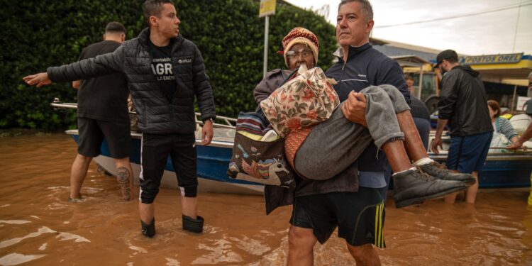 Más de 60 fallecidos por inundaciones en Brasil. Rescates a contrarreloj para intentar contener la tragedia. Foto: AFP