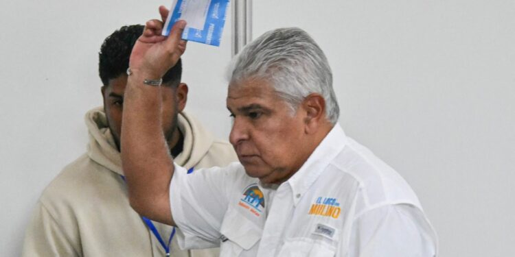 Candidato presidencial por el partido Realizando Metas party, Jose Raúl Mulino, ejerciendo su derecho al voto. Foto: AFP