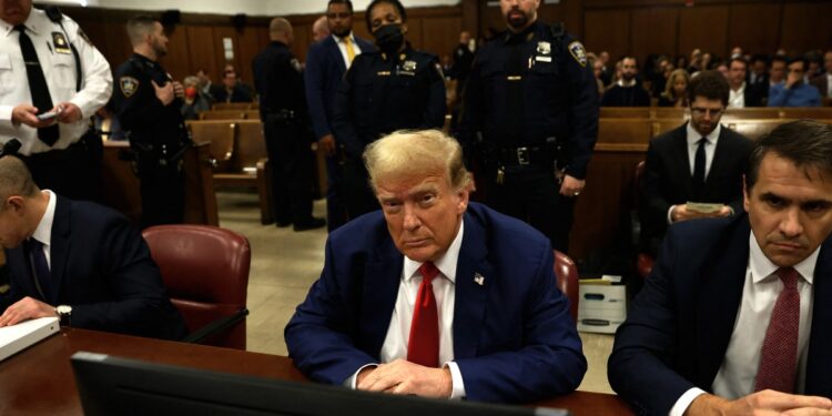 El expresidente estadounidense Donald Trump asiste a su juicio por supuestamente encubrir pagos de dinero vinculados a relaciones extramatrimoniales, en el Tribunal Penal de Manhattan, en la ciudad de Nueva York, el 6 de mayo de 2024