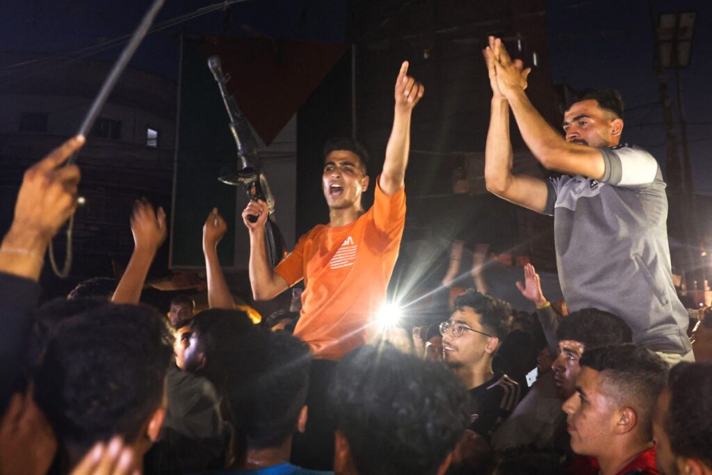 Los palestinos celebran en una calle de Rafah, en el sur de la Franja de Gaza, después de que Hamás anunciara que había aceptado una propuesta de tregua el 6 de mayo de 2024, en medio del conflicto en curso entre Israel y el grupo militante palestino Hamás