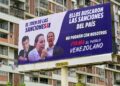 Un cartel que muestra a la líder de la oposición venezolana María Corina Machado (centro), al activista por la libertad venezolano Leopoldo López (izq.) y al político opositor venezolano Juan Guaidó con el lema "Querían sanciones contra el país".